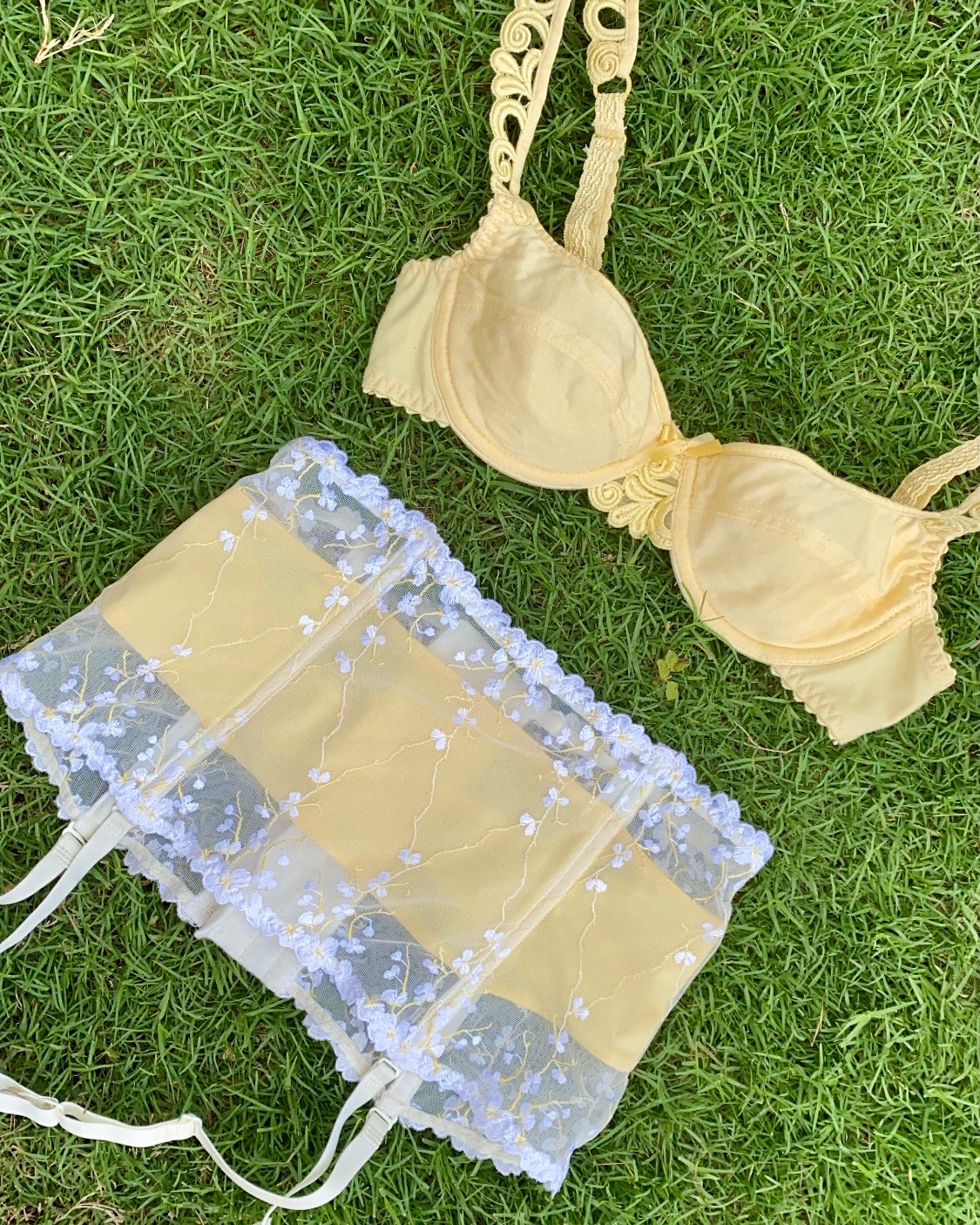 LIMITED EDITION PARISIAN DAISY GARTER BELT - (SMALL)