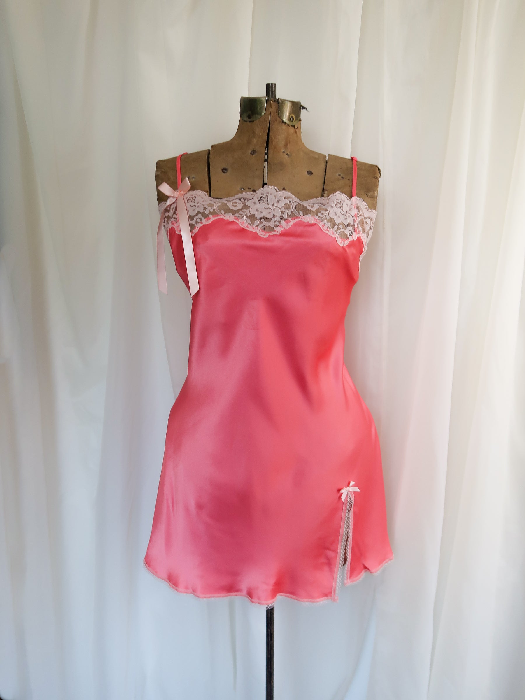 EARLY Y2k VINTAGE MARIA SLIP DRESS IN PINK - (MEDIUM) EARLY Y2k VINTAGE MARIA SLIP DRESS IN PINK - (MEDIUM)