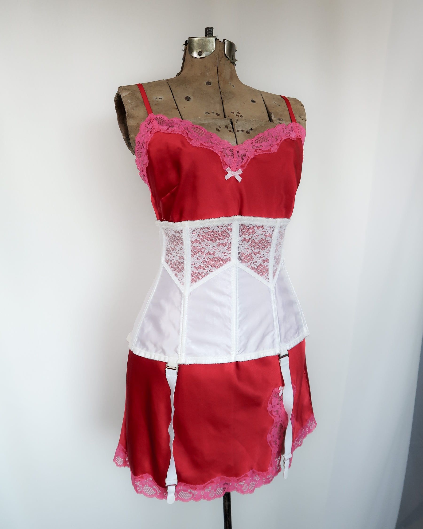 80s VINTAGE LADY MARLENE GARTER BELT - (SIZE 24/32) 80s VINTAGE LADY MARLENE GARTER BELT - (SIZE 24/32)